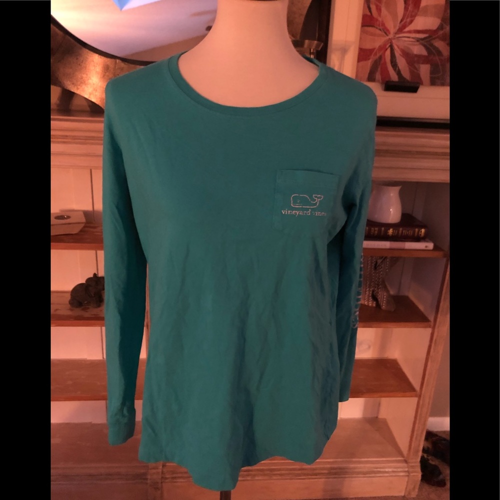 EUC Vineyard Vines T-shirt. Size medium